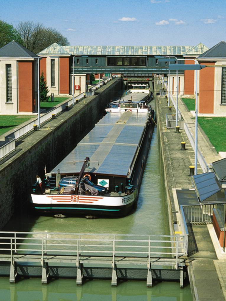 Frachtschiff in einer Schleuse