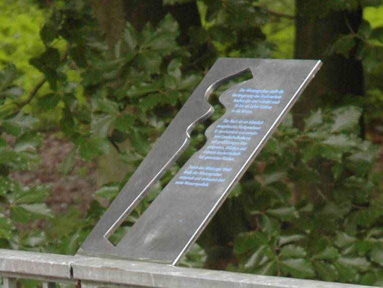 Metalltafel mit Erläuterungen, an einem Geländer montiert