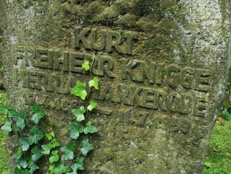 Alter Grabstein mit Efeu