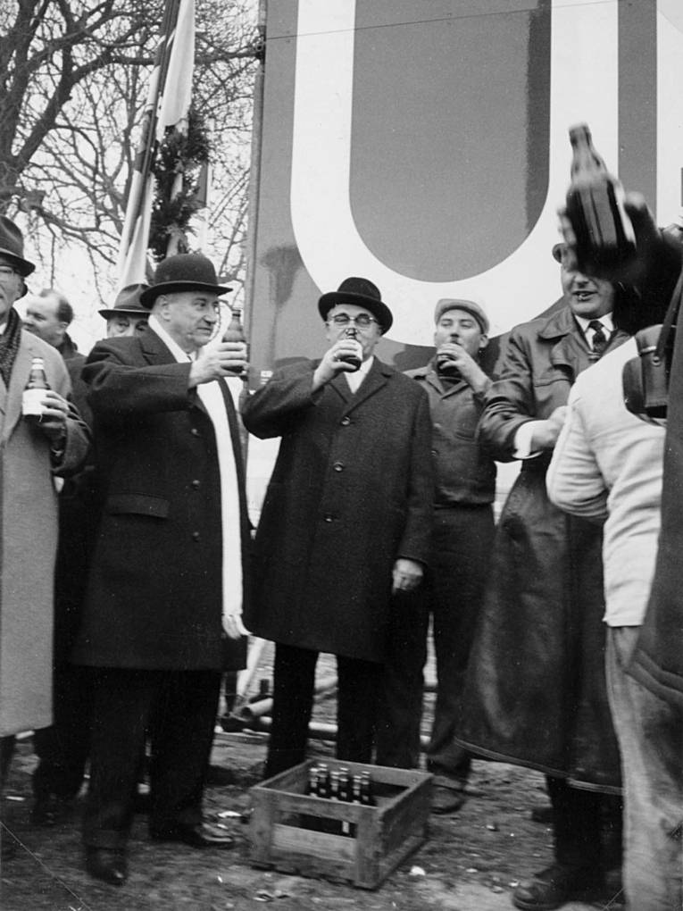 Ein Bier zum Baustart im Rahmen des Festaktes zum Beginn des U-Bahn-Baus am Waterlooplatz, Umtrunk mit Oberbürgermeister August Holweg (Mitte) und Ministerpräsident Dr. Georg Diederichs (links, weißer Schal). 