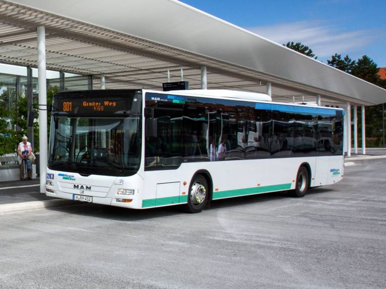 Ein Bus der Regiobus Hannover GmbH steht an einer Haltestelle.