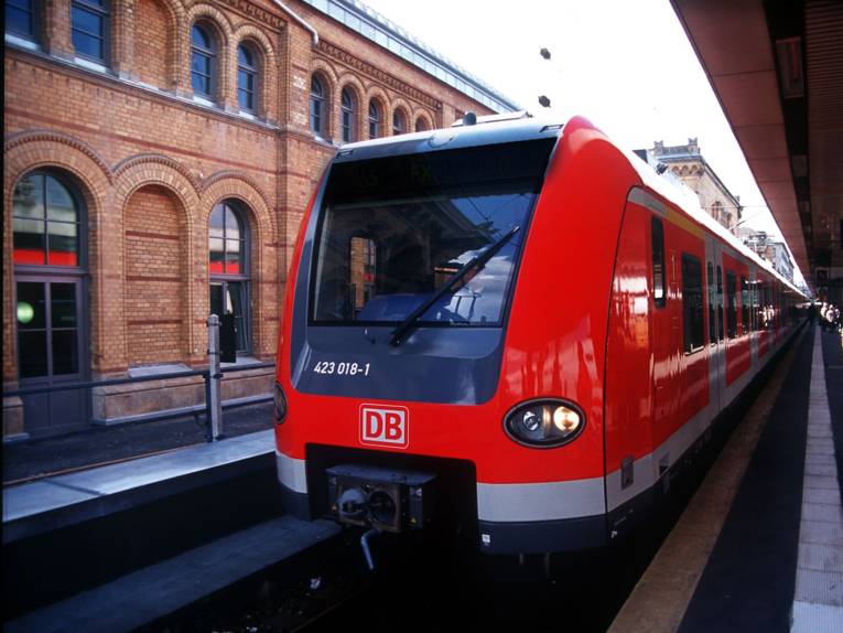 Rote S-Bahn im Bahnhof