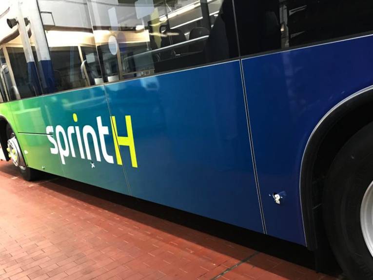 Seitenansicht eines Busses auf dem in großen Buchstaben sprintH steht