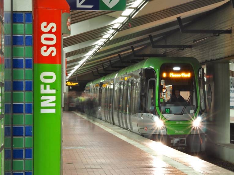 Ein TW3000 hält an einer unterirdischen Station, die Stadtbahn lässt Fahrgäste an der Haltestelle ein- und aussteigen.