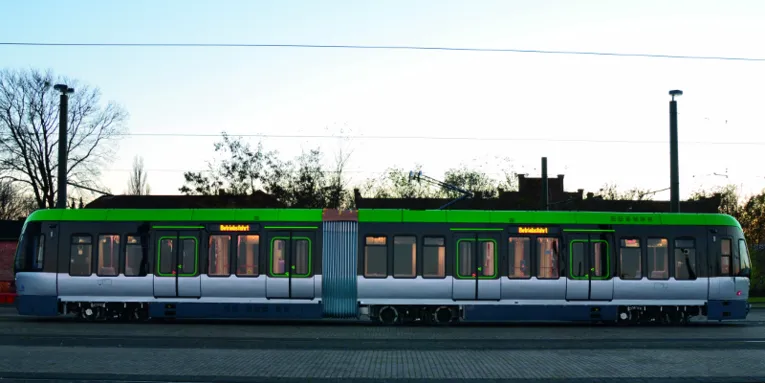 Neuer Stadtbahnwagen von der Seite fotografiert.