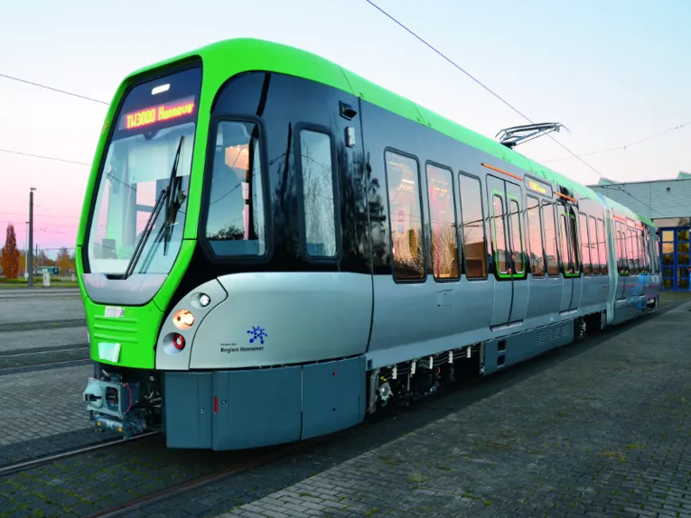 Neuer Stadtbahnwagen seitlich von vorne fotografiert.