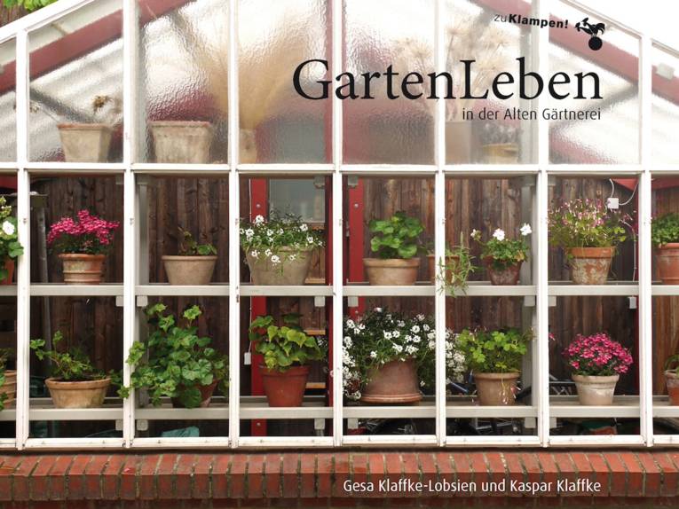 Ein Buchtitel, das ein Gartenwohnhaus von außen zeigt. Zu sehen sind mehrere Blumentöpfe mit unterschiedlichen Pflanzen und "zu Klampen Verlag", "GartenLeben in der Alten Gärtnerei" sowie "Gesa Klaffke-Lobsien und Kaspar Klaffke" ist auf den Titel gedruckt.