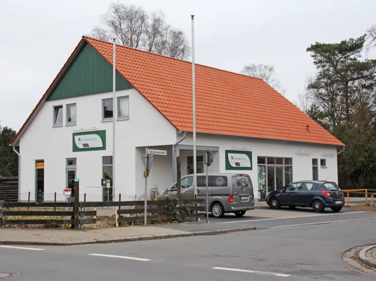Haus vor dem zwei Autos parken