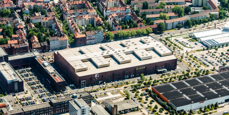 Luftaufnahme von Wohngebäude, Industriegebäuden und Parkplätzen