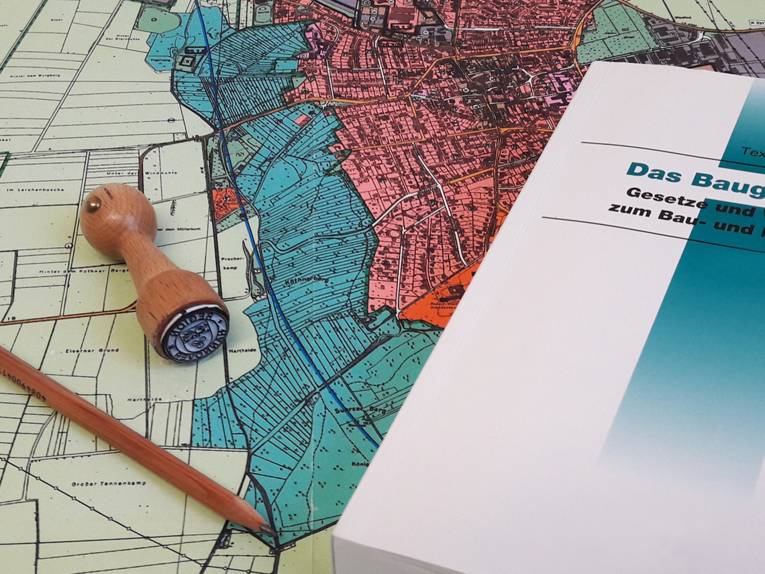 Karte, Bleistift, Stempel und das Baugesetzbuch