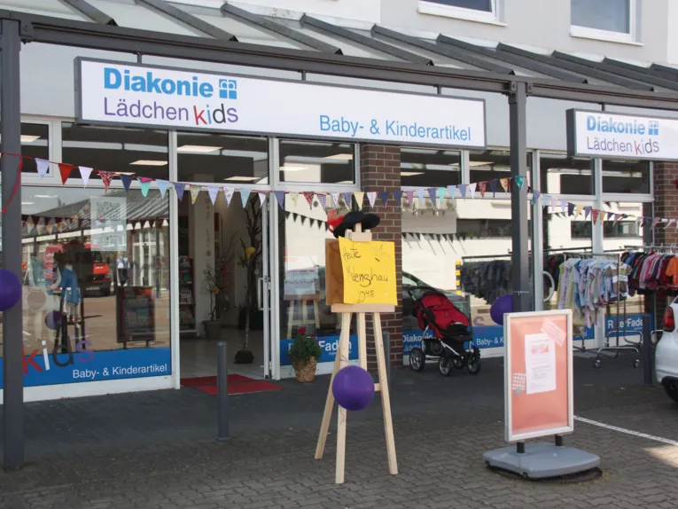 Foto eines Ladengeschäftes mit Artikeln für Kinder und Babys.