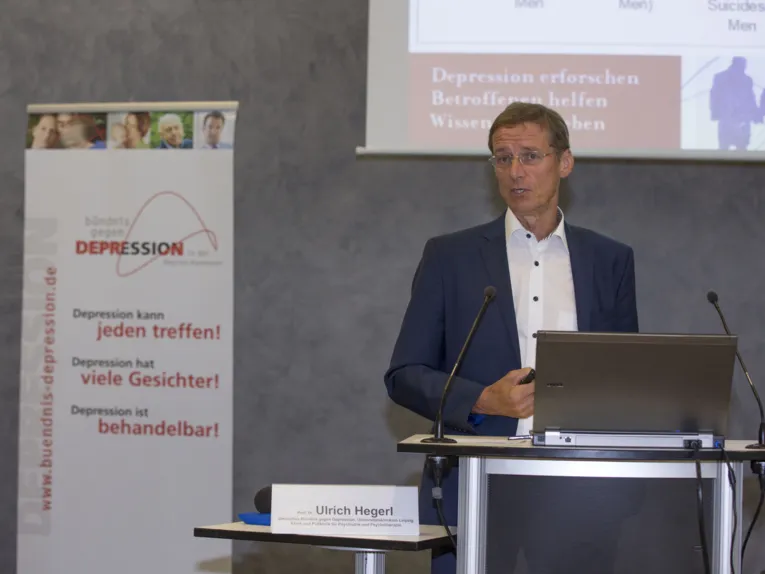 Ein Redner am Rednerpult