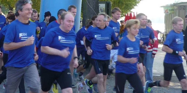 Läufer und Läuferinnen in blauen T-Shirts