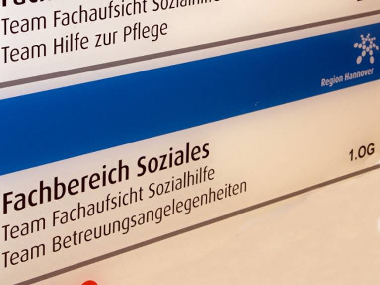 Auf einem Wegweiser im Gebäude Marktstraße 45 steht:

2. Obergeschoss: 
Team Fachaufsicht Sozialhilfe
Team Hilfe zur Pflege

1. Obergeschoss:
Team Fachaufsicht zur Pflege
Team Betreuungsangelegenheiten