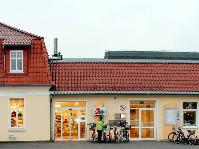 Der Senioren- und Pflegestützpunkt Wunstorf ist in einem zweigeschossigen Gebäude mit rotem Ziegeldach und gelber Fassade untergebracht.