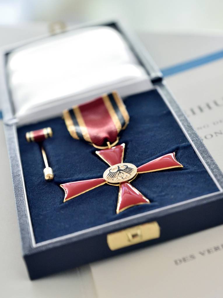 Ein Bundesverdienstkreuz liegt in einer aufgeklappten Schachtel.