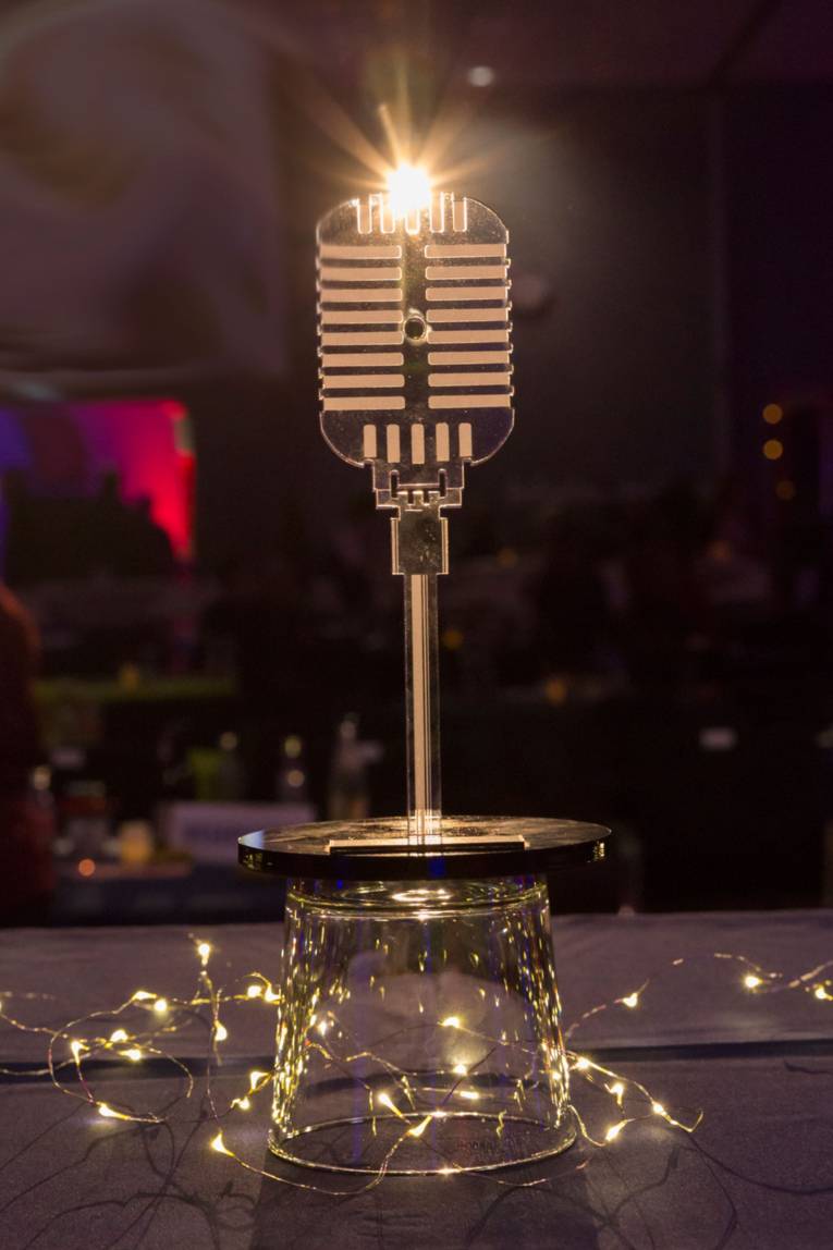 Gläserner Pokal in Form eines Mikrophones