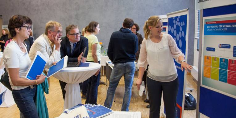 Lehrkräfte informieren sich über das Angebot zur politischen Bildung der Region Hannover