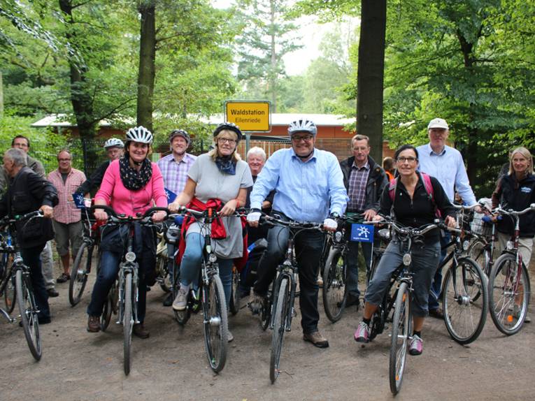 Regionspräsident Hauke Jagau und ein Teil der begleitenden Mitfahrer/Innen