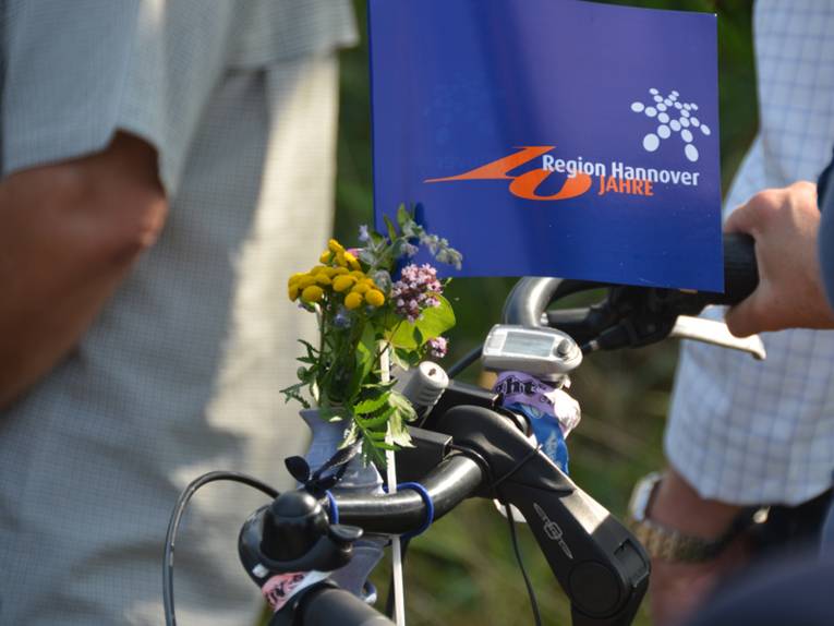 Blumenstrauß am Fahrradlenker