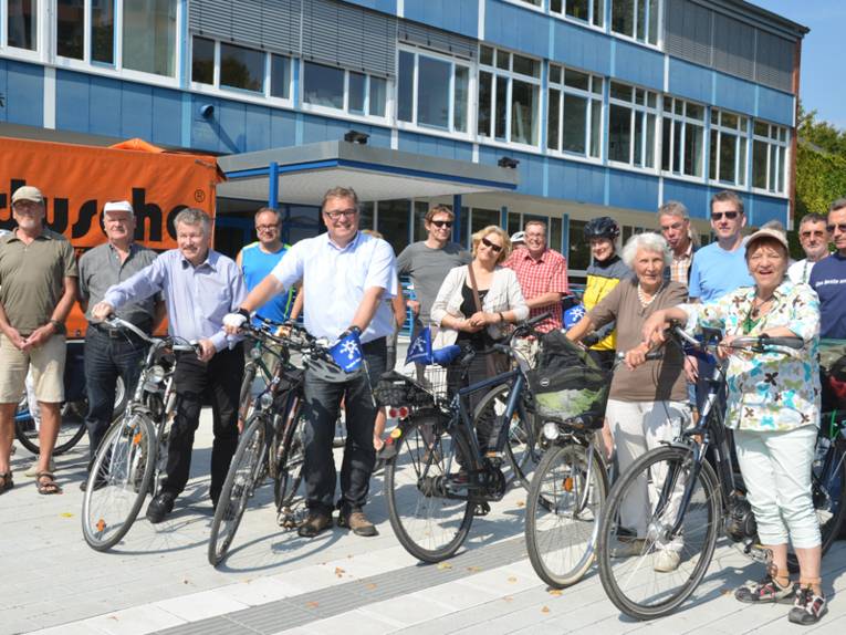 Friedhelm Fischer (Bürgermeister Langenhagen) und Regionspräsident Hauke Jagau mit Teilnehmern der Radtour vor der Robert-Koch-Schule, Langenhagen

