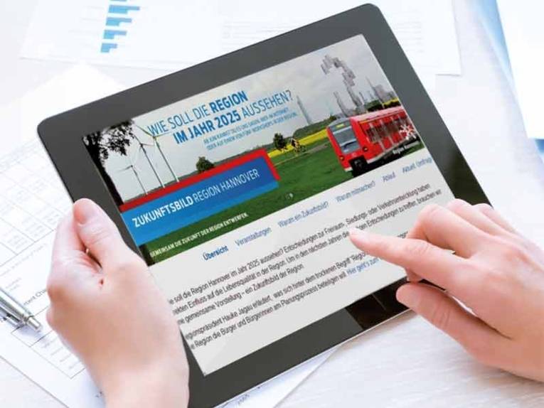 Hände an einem Tablett-PC