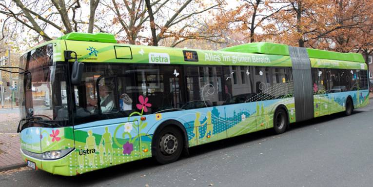 Linienbus - Hybrid-Gelenkbus, grün mit stilisierten Blüten und Landschaften 