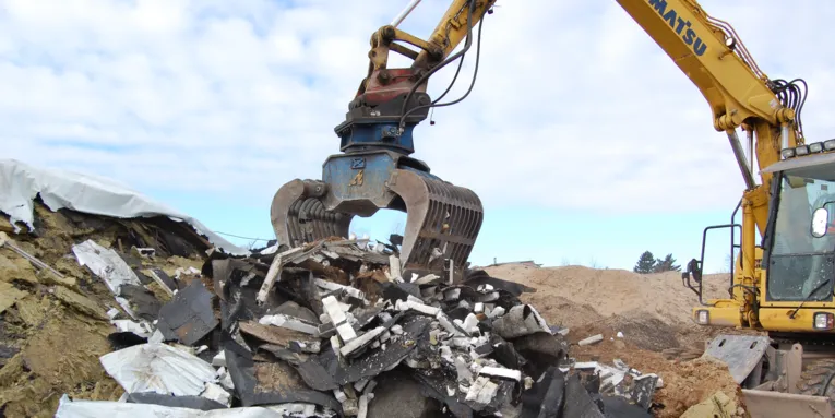 Bauschutt und ein Bagger