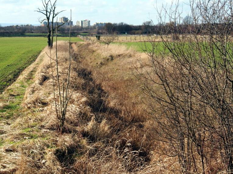 Graben in der Landschaft