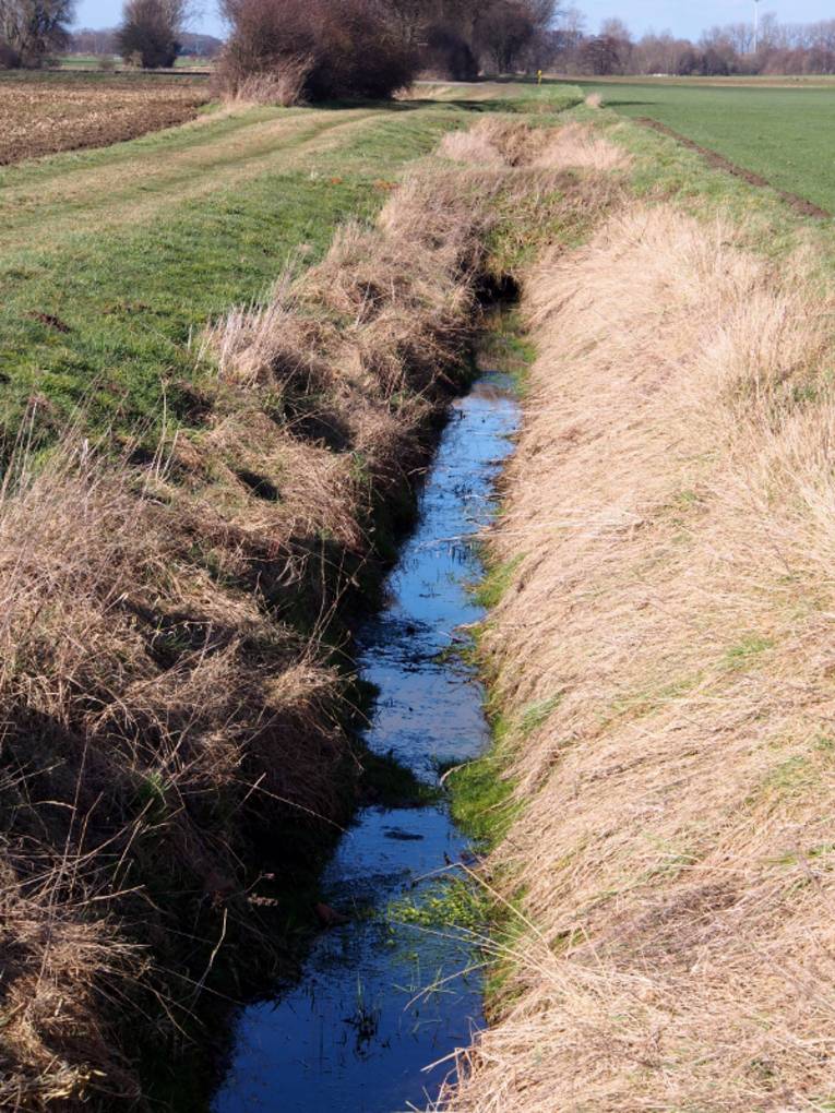 Graben in der Landschaft