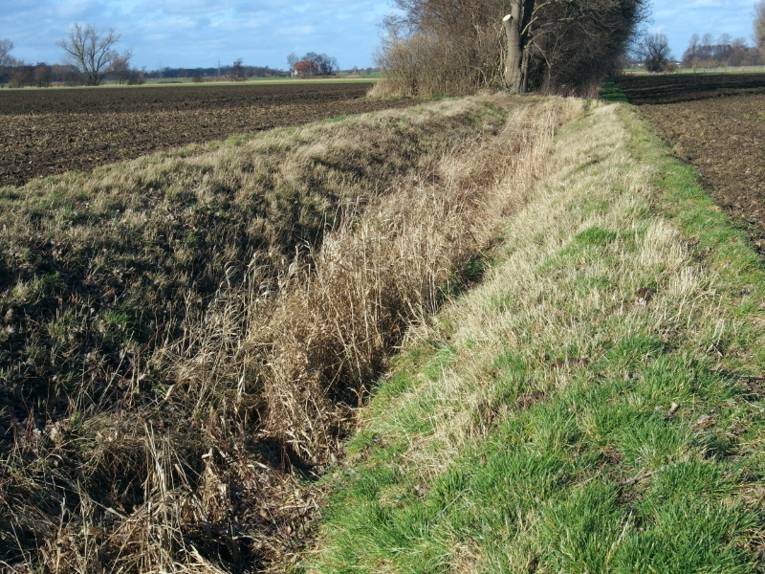 Graben in der Landschaft