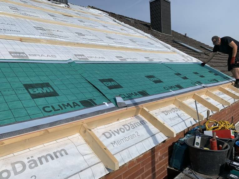 Teilweise offenes Dach mit Dämmmembranen