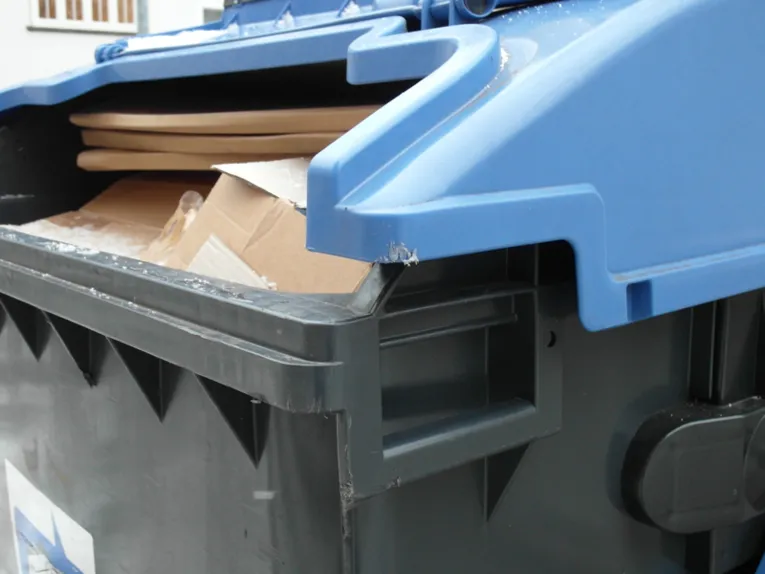 Papier und Karton in einer großen Papiermülltonne
