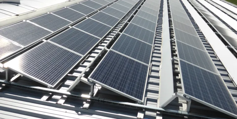 Solarstromanlage auf einem Hallendach