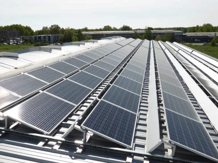 Solarstromanlage auf einem Hallendach