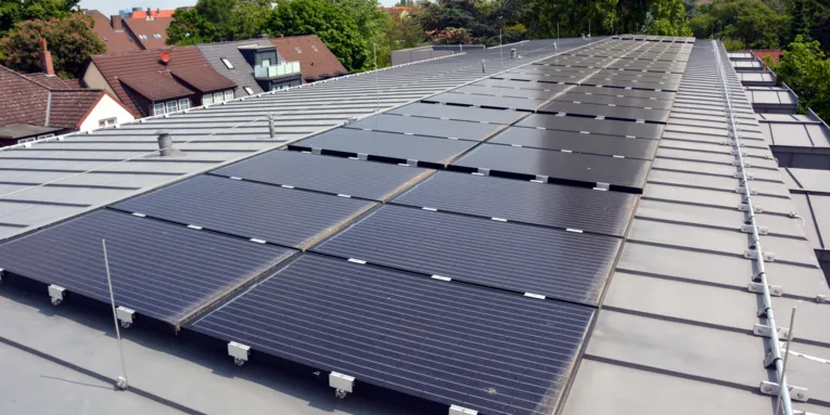 Solarkollektoren auf einem Metalldach.
