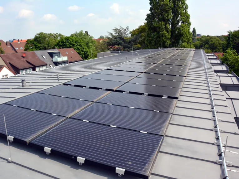 Solarkollektoren auf einem Metalldach.