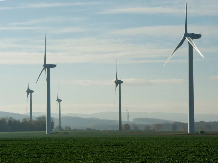 Windkraftanlagen in der Landschaft.