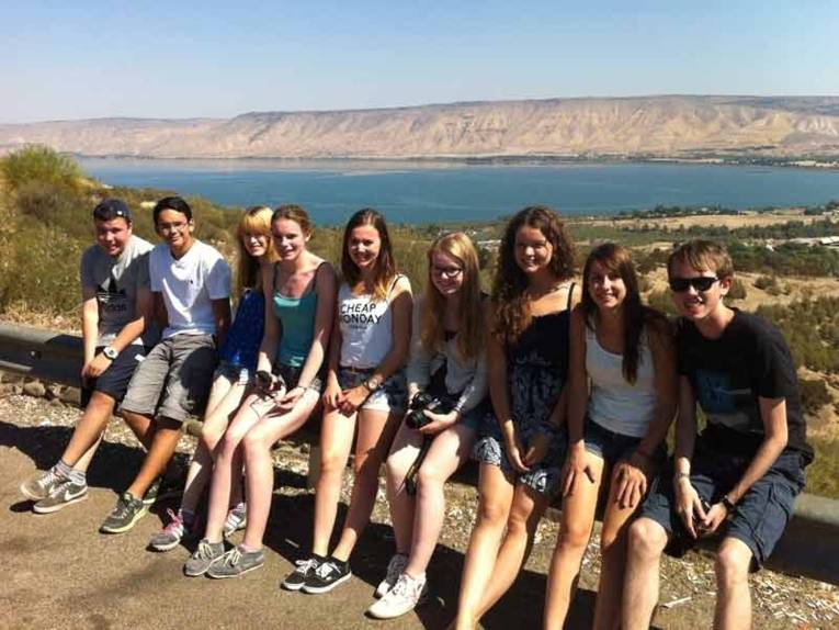 Gruppe junger Menschen vor dem See Genezareth