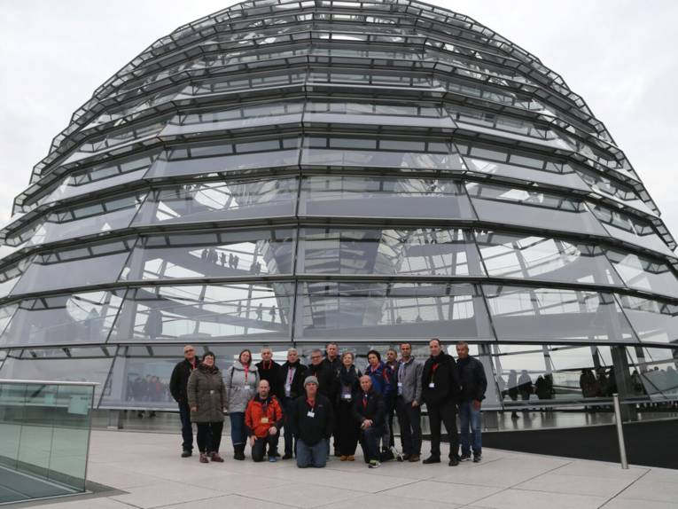 Eine Gruppe vor der Reichstagskuppel in Berlin.