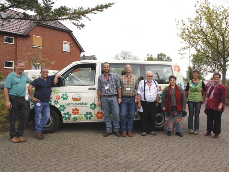 Acht Personen und ein Lieferwagen