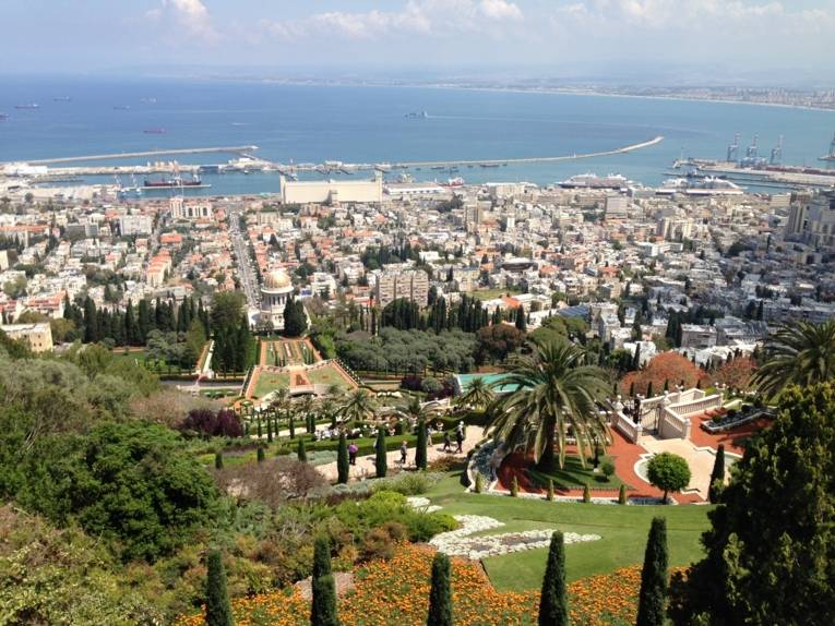 Blick vom Carmel-Berg über die Bahai-Gärten der Stadt Haifa aufs Meer