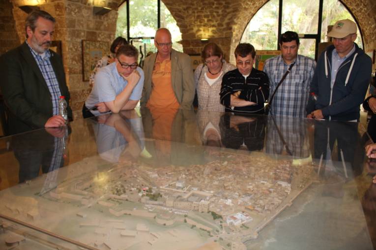 Das Modell der mitteralterichen Hafenstadt Akko in einer Vitrine