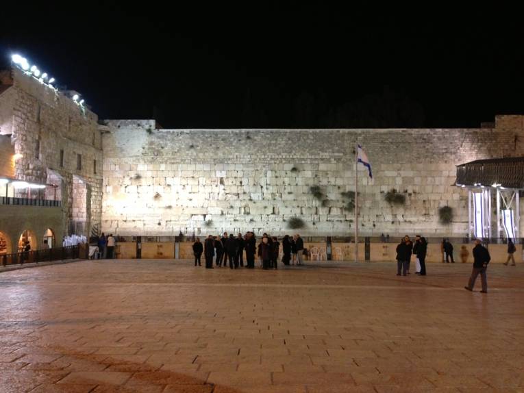 Die angestrahlte Klagemauer in Jerusalem