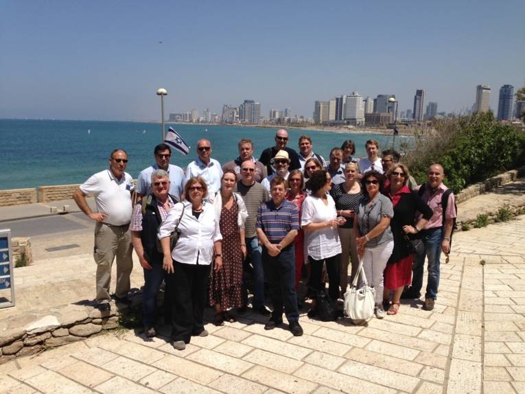 Eine Gruppe von Menschen vor der Skyline der Stadt Tel Aviv
