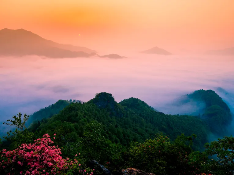 Landschaft mit Bergkette und Nebel.