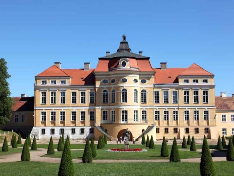 Historisches Gebäude mit Park