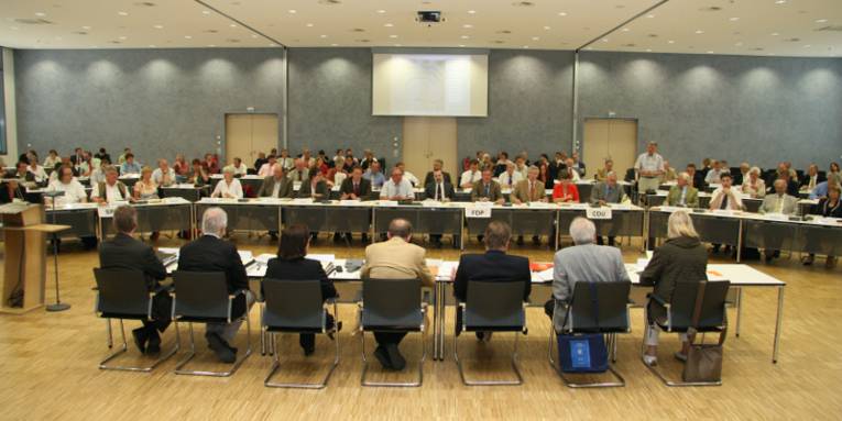 Sitzungsaal mit vielen Teilnehmern.