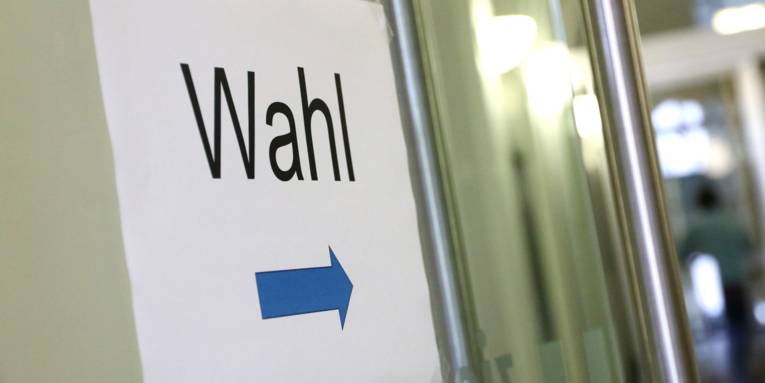Schild an einer Tür mit dem Text "Wahl"