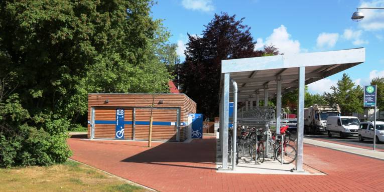 Eine Bike und Ride-Anlage mit Fahrradständern und Holzbau